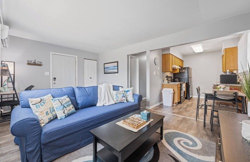 Aurora Apartment | Spacious2BR/Work Crews & Families/Sleeps6/desk/Parking/WIFI/Pet friendly