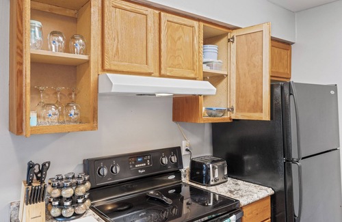 Aurora Apartment | Spacious2BR/Work Crews & Families/Sleeps6/desk/Parking/WIFI/Pet friendly