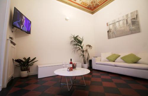 Rione III Colonna Apartment | Spanish Steps Art Apartment