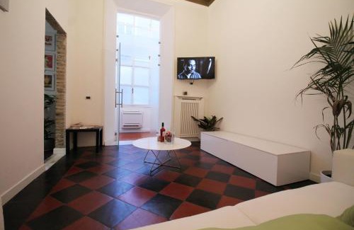 Rione III Colonna Apartment | Spanish Steps Art Apartment