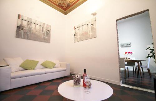 Rione III Colonna Apartment | Spanish Steps Art Apartment