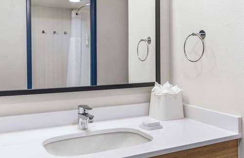 Dupont Hotel | Spark by Hilton Denver International Airport