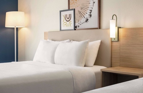 Florida Center Hotel | Spark by Hilton Orlando Universal Blvd