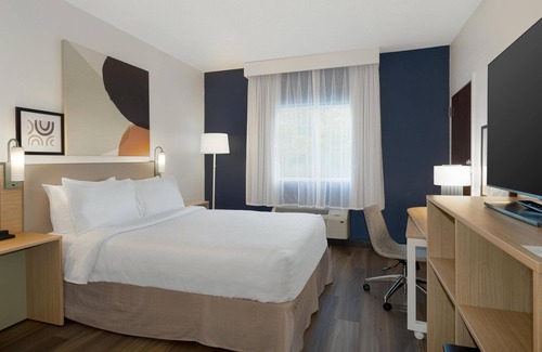 Silver Lake Hotel | Spark by Hilton Wilmington Carolina Beach Rd