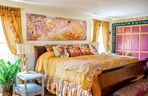 Wallingford Other | Sparkle on the Rocks is a Sanctuary of Comfort and Artistic Inspiration