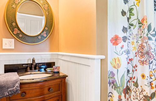 Wallingford Other | Sparkle on the Rocks is a Sanctuary of Comfort and Artistic Inspiration