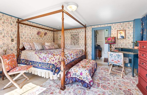 Wallingford Other | Sparkle on the Rocks is a Sanctuary of Comfort and Artistic Inspiration