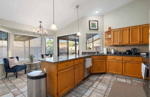 Canyon Shadows House | Sparkling Pool | Grill | Backyard Lounge | Oro Val