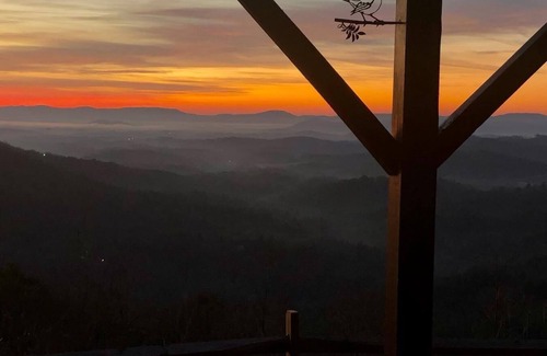 Purlear Cabin | Spectacular Mtn Views-Artfully Decorated. Inviting, Warm & Rustic.