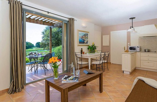 Lachapelle-Auzac Apartment | Spend a wonderful vacation in this inviting vacation apartment with pool access.