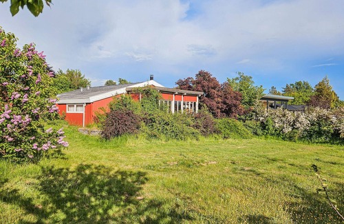 Bog By House | Spend a wonderful time with the family in this cozy vacation home.