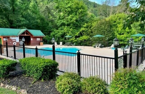 Gatlinburg - Pigeon Forge Cabin | Splashin and Relaxin