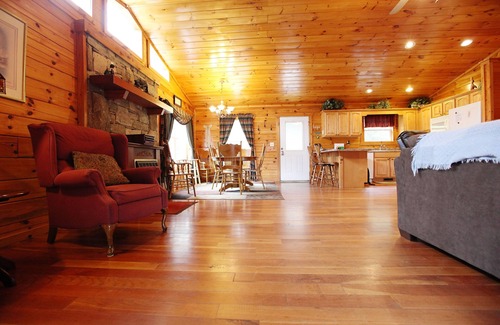 Bryson City House | Spring Fling at Bryson City ! - Cozy Log Cabin
