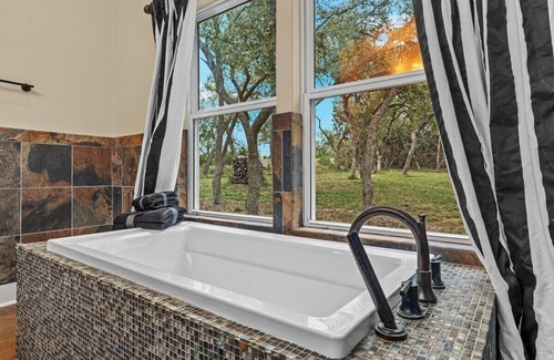 Dripping Springs House | Spring Valley - Fire Pit, Grill & Sleeps 8