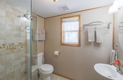 Talkeetna Cabin | Spruce Cabin Queen Ensuite with Shower