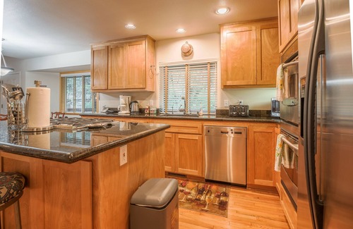Dorrington Ski Chalet | Squirrel's Nest-Stunning Chalet w/Summer Pool Access!