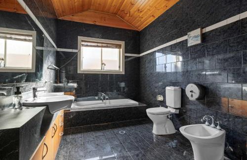 Bexley House | Standard Double Room - Convenient Spot in Bexley - Shared Bathroom