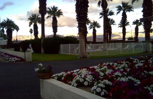 Borrego Springs Hotel | Stanlunds Inn and Suites