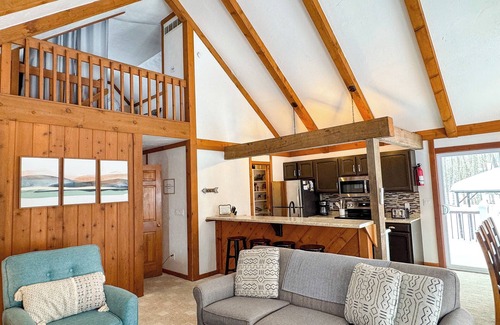 Harbor Springs Ski Chalet | Star Valley Lodge - Harbor Springs/Petoskey Getaway!