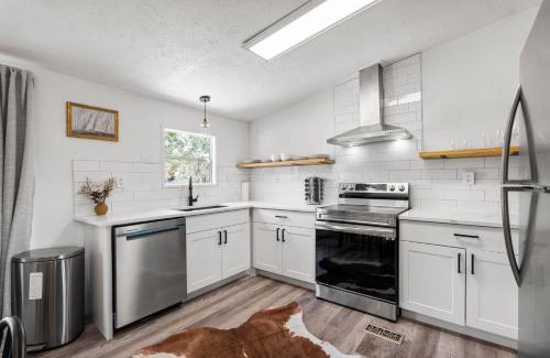 Canyon Lake House | Starlight Horizon Cabin N - Pet-Friendly Texas Hill Country Cabin Near Canyon Lake - Pool, Stargazing & Group Getaways - Sleeps 8