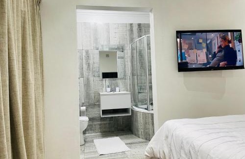 Weltevredenpark House | Stay In Carlazo - Unlimited WiFi, Solar backup