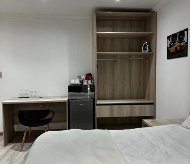 Weltevredenpark House | Stay In Carlazo - Unlimited WiFi, Solar backup