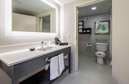 Clemson Hotel | Stay in Comfort near Gateway Park and Larry Abernathy Waterfront Park