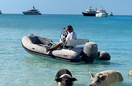Exuma Boat Rental | Stay on a luxury spacious private yacht, we'll dinghy you where you want to go