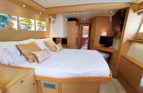 Exuma Boat Rental | Stay on a luxury spacious private yacht, we'll dinghy you where you want to go