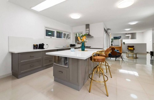 Canterbury Villa | StayAU Canterbury Spacious Villa Staycation East of Melbourne