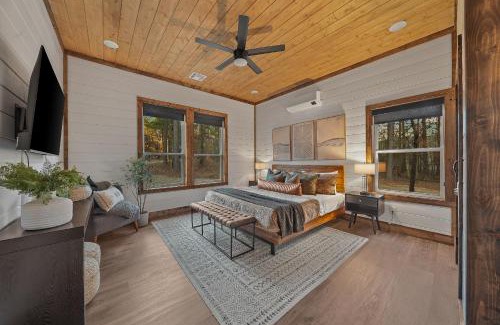 Broken Bow House | Stayhocha Pingpong,hot tub, play area, forest