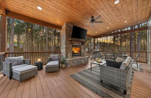 Broken Bow House | Stayhocha Pingpong,hot tub, play area, forest