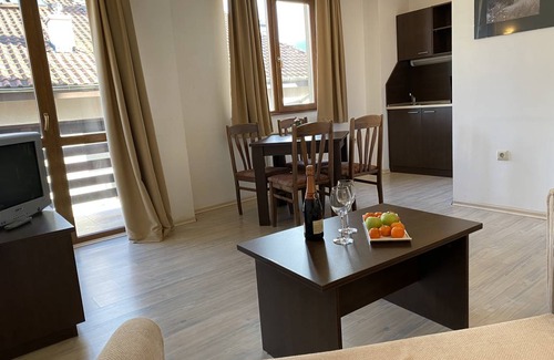 Shiligarnika Apartment | StayInn Banderitsa Apartment in Bansko with queen size bed and kitchen