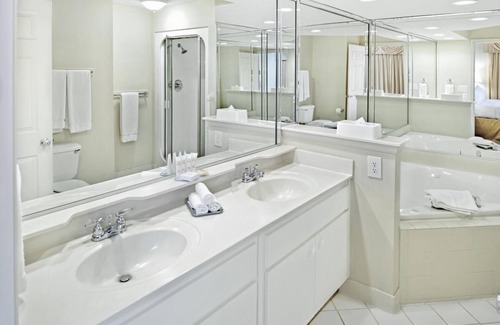 Berkeley Resort | Step Back in Time! Near Governor’s Palace, Kitchen, Pool, Fitness Center
