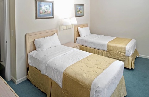 Berkeley Resort | Step Back in Time! Near Governor’s Palace, Kitchen, Pool, Fitness Center