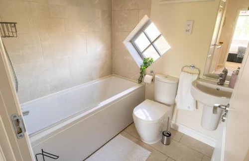 Newport Apartment | Step Into the Past, Stay for the Memories, Historic Three Bedroom Retreat near Monmouth Castle with Parking and WiFi, Sleeps Five
