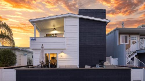 West Newport House | Steps from the SandBoardwalk Outdoor Dining Parking and Patio in Newport