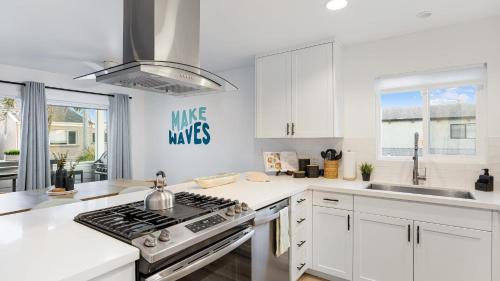 West Newport House | Steps from the SandBoardwalk Outdoor Dining Parking and Patio in Newport