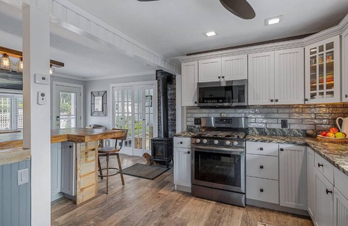 Ocean Bluff-Brant Rock Cottage | STEPS to Private Beach-7 Beds, 11 guests, Pool, Fenced Yard, River access