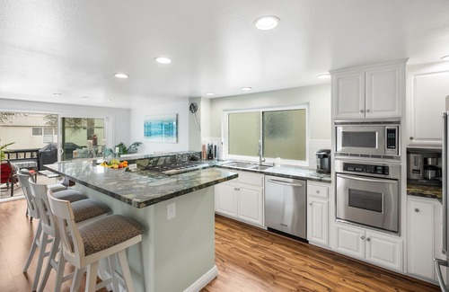 Hollywood House | Steps to the Sand & Harbor - Views, Modern & Fully Stocked w/4 Spacious Decks