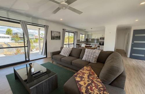 Broadbeach Waters House | Stillwater Getaway - Waterfront House with Pontoon