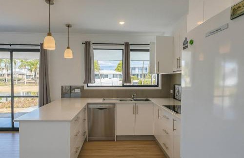 Broadbeach Waters House | Stillwater Getaway - Waterfront House with Pontoon