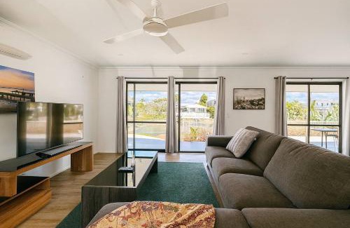Broadbeach Waters House | Stillwater Getaway - Waterfront House with Pontoon