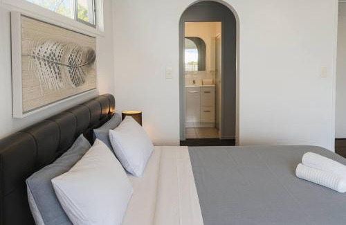 Broadbeach Waters House | Stillwater Getaway - Waterfront House with Pontoon