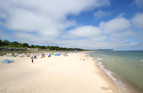 Lobbe Apartment | strandnah mit Balkon, gratis Nutzung vom AHOI Erlebnisbad und Sauna in Sellin - Strandhaus Mönchgut FeWo13