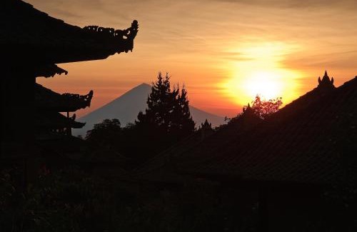 Batunya Resort | Strawberry Hill Hotel & Restaurant
