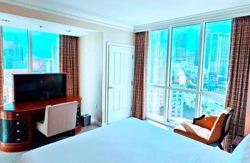 Las Vegas Apartment | Strip & Sphere view - Separate Living room - 2 Full Bath - Full Kitchen - Balcony - 900 sqft - MGM Signature