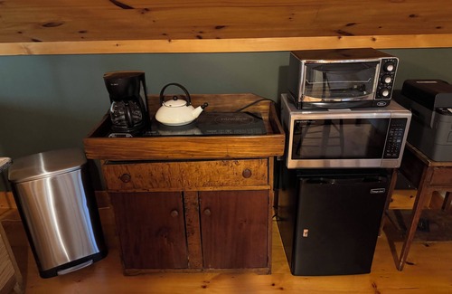 Keene Apartment | Studio Apartment in Heart of High Peaks - Perfect Basecamp for Hikers!