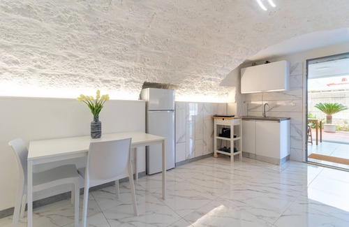 Mola di Bari House | Studio Apartment 'La Porta Sul Mare' with Private Terrace, Wi-Fi and Air Conditioning