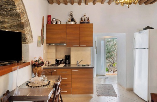 Kea Apartment | Studio Apartment 'Maria In The Castle Kea' with Mountain View, Wi-Fi and Air Conditioning